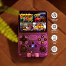 Consola portátil retro transparente morada con pantalla mostrando juegos clásicos, 128 GB, versión 2024