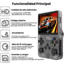 Consola portátil retro transparente con pantalla en alta definición, botones multicolor y texto destacando funciones como emuladores, más de 15,000 juegos y guardado.