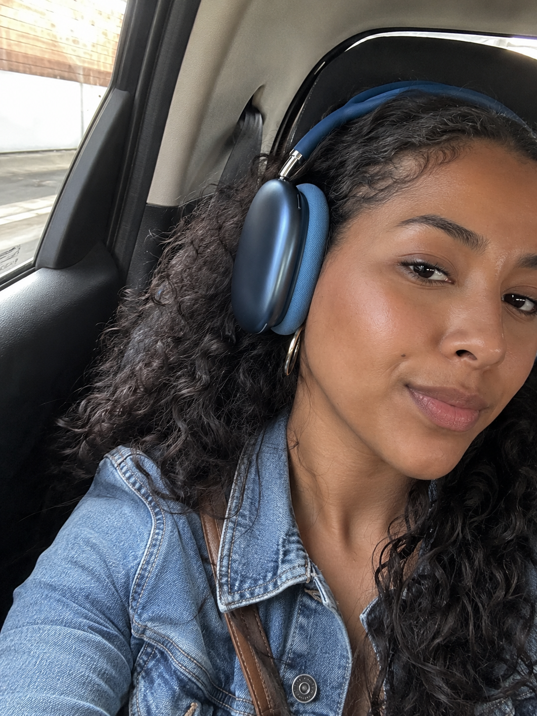 Foto de la reseña de Verónica Mikholl sobre AirPods Max- Edición Limitada