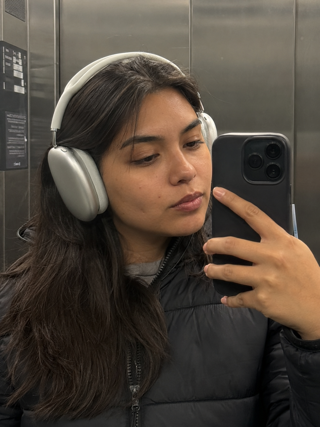 Foto de la reseña de Camila Ramos sobre AirPods Max- Edición Limitada